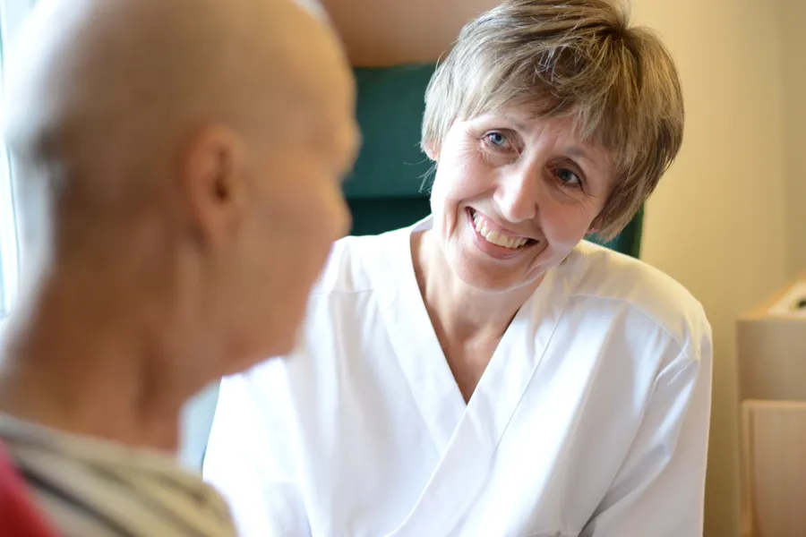 Pasient og sykpleier i samtale