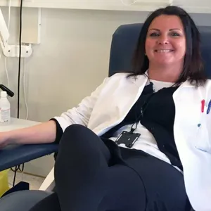 Illustrasjon: ansatt i stolen for blodgiving