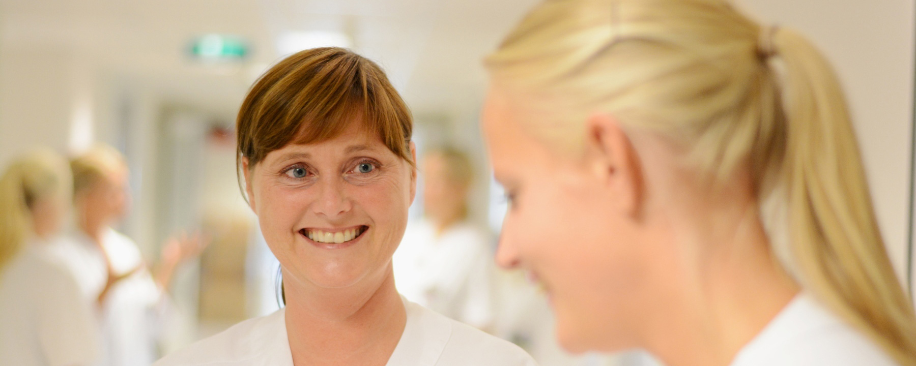 En kvinne som smiler til en mann