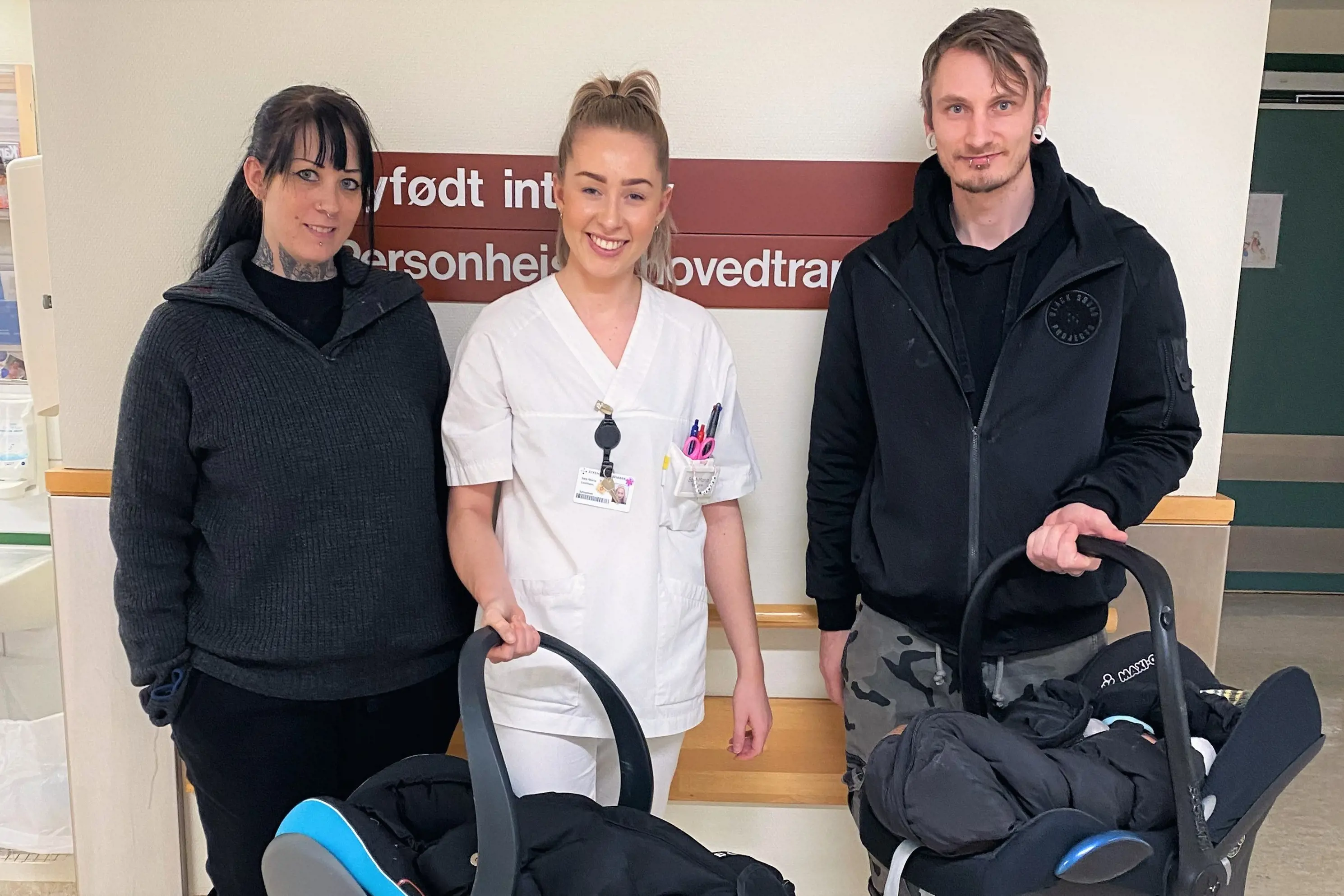 Bilde av Marion Valen Lurås og Marius Lurås sammen med Sara Maria Lauritzen som jobber på Sykehuset Telemark.