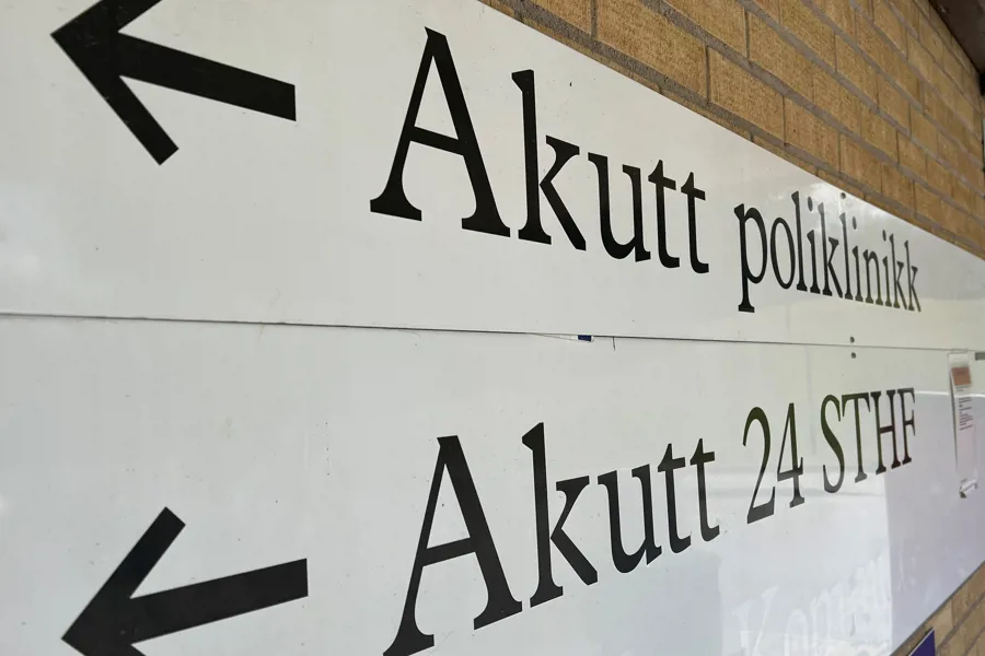 Bilde av skilt som viser vei til Akutt 24 STHF