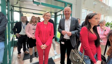 Bilde av Ingvild Kjerkol og Tom Helge Rønning under åpningen av nye BUP Grenland