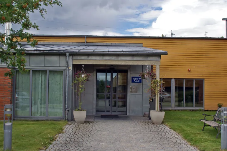 En bygning med noen få dører