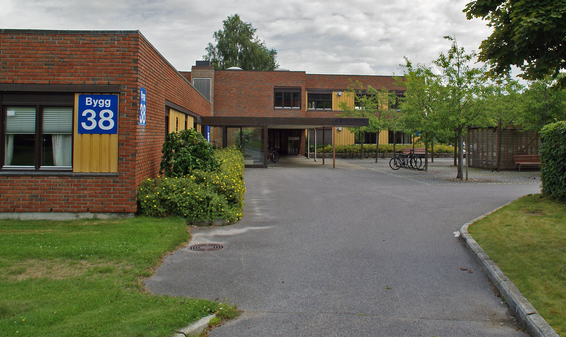 Inngangspartiet til bygg 1 er ved siden av inngangen til bygg 38
