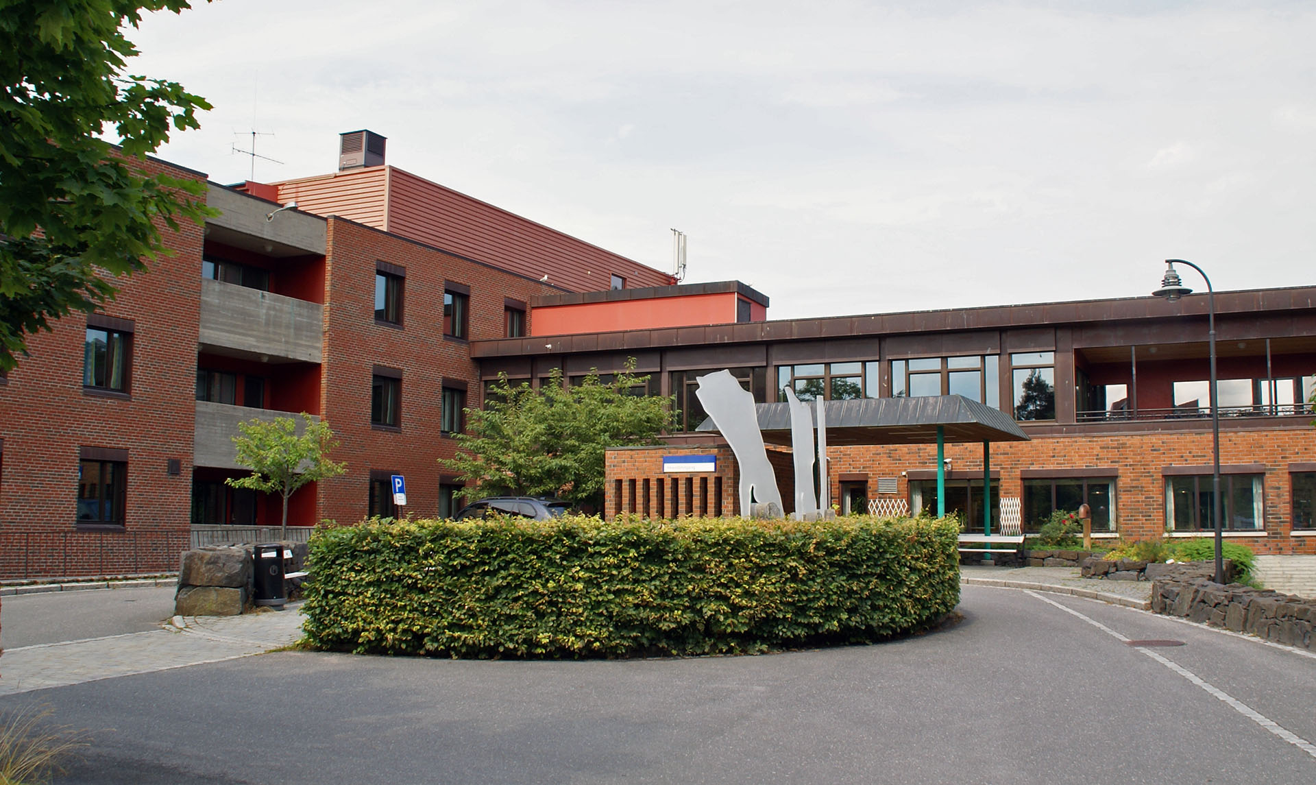 En bygning med parkeringsplass