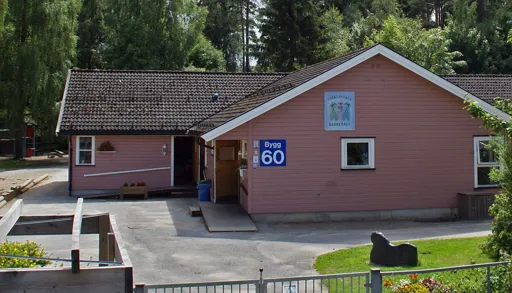 Et hus med et gjerde rundt