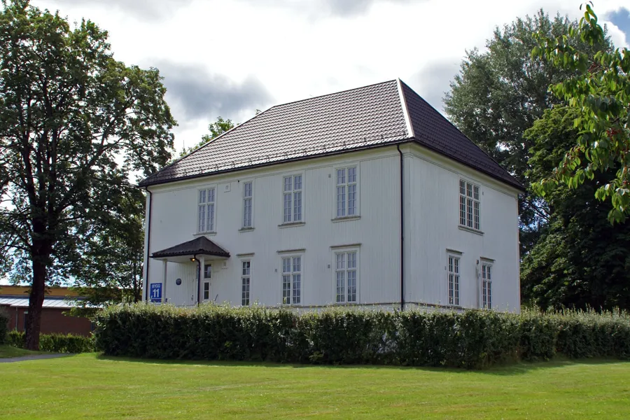 Et hvitt hus med en plen foran seg