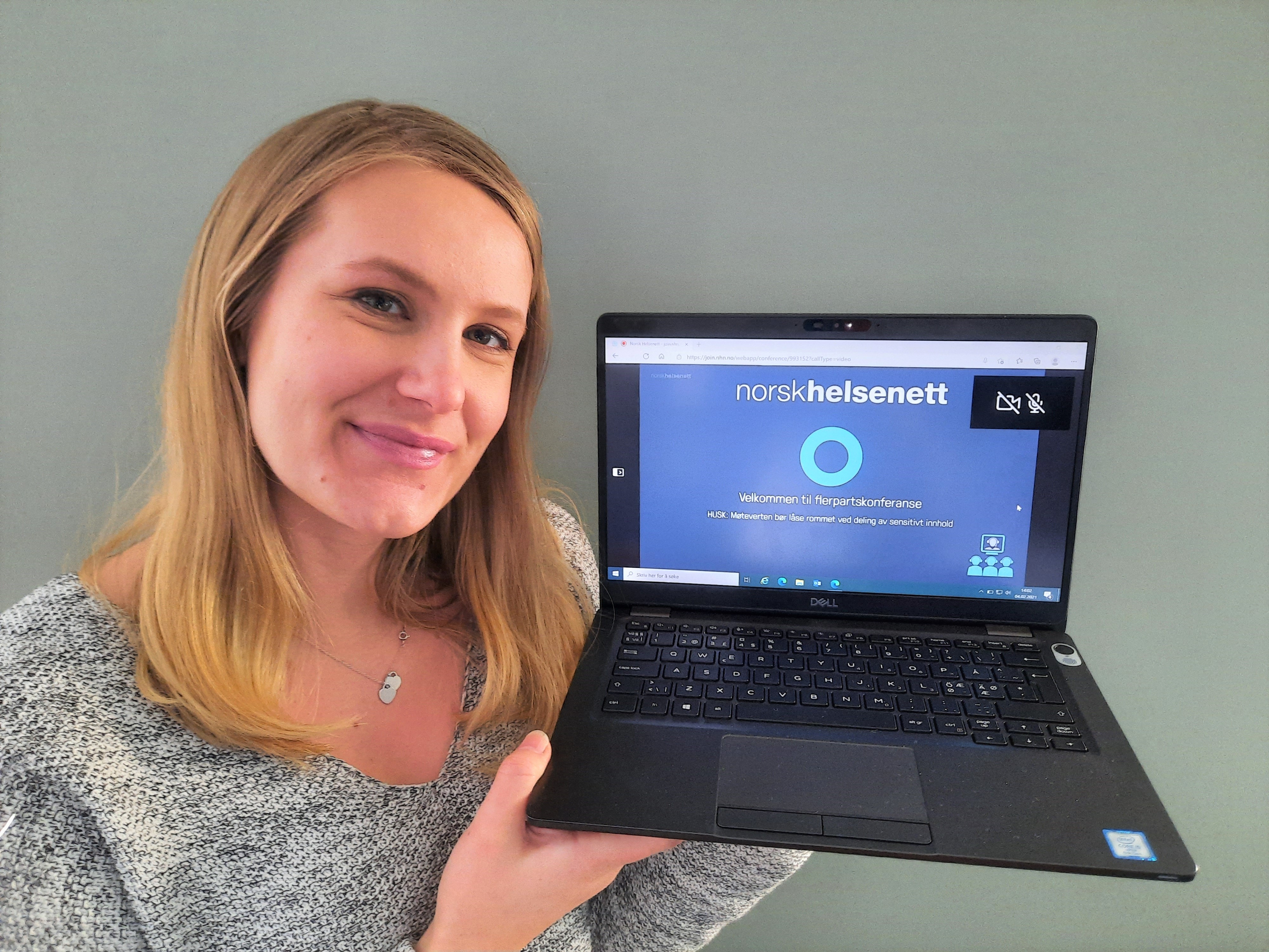 Illustrasjon ansatt med PC, klar for videokonsultasjon