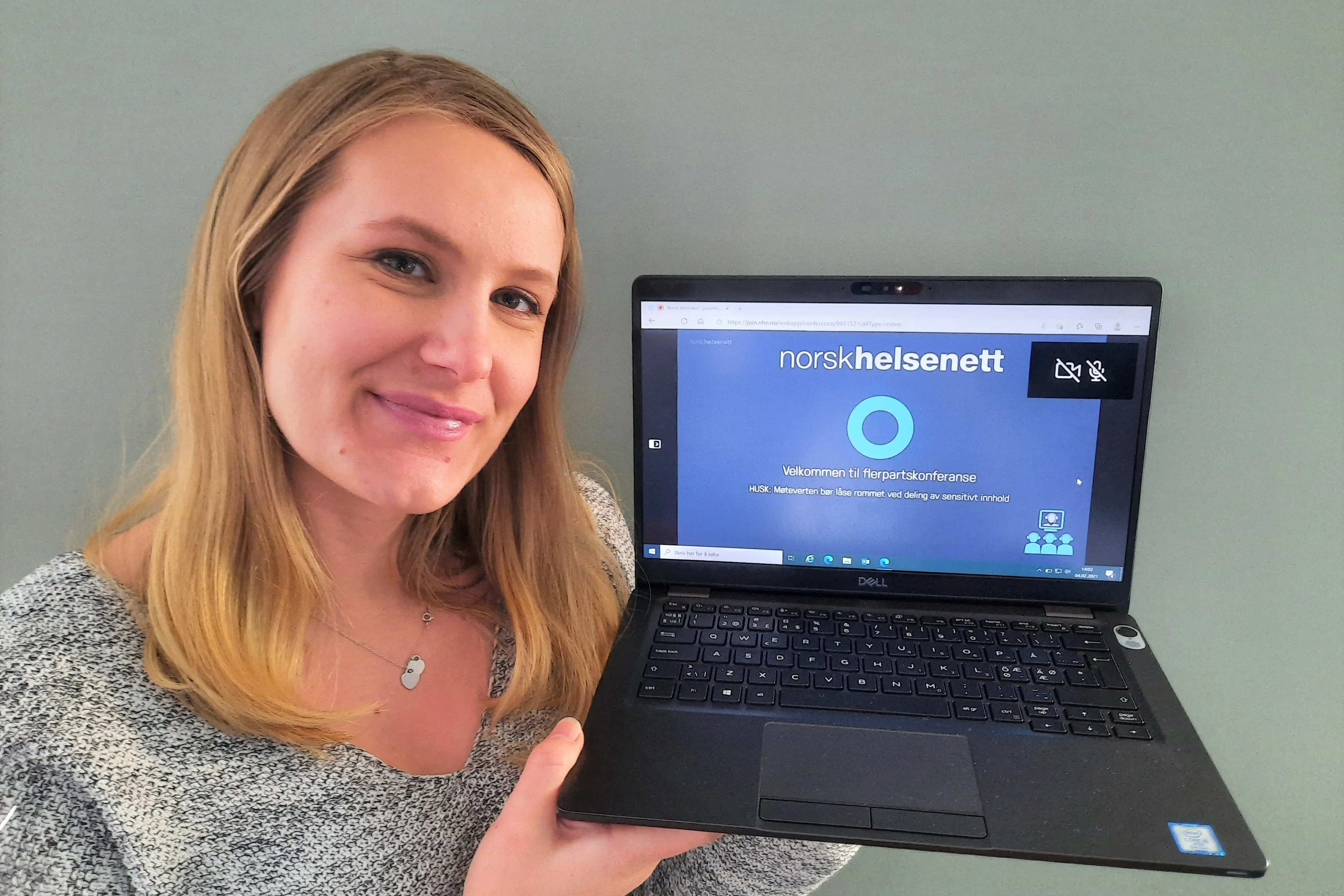 Illustrasjon ansatt med PC, klar for videokonsultasjon