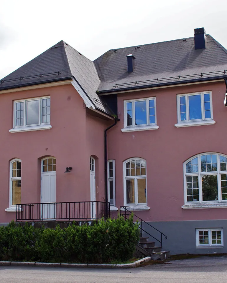 Bygg 59 i Skien, sett fra parkeringsområdet