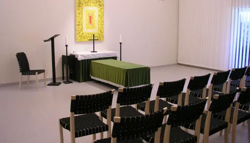 Et rom med stoler og bord