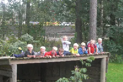 En gruppe mennesker som sitter på en benk