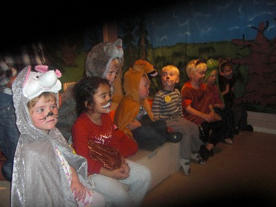 En gruppe mennesker som sitter i en sofa