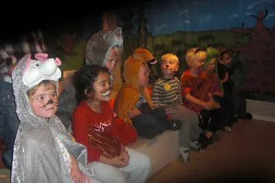 En gruppe mennesker som sitter i en sofa