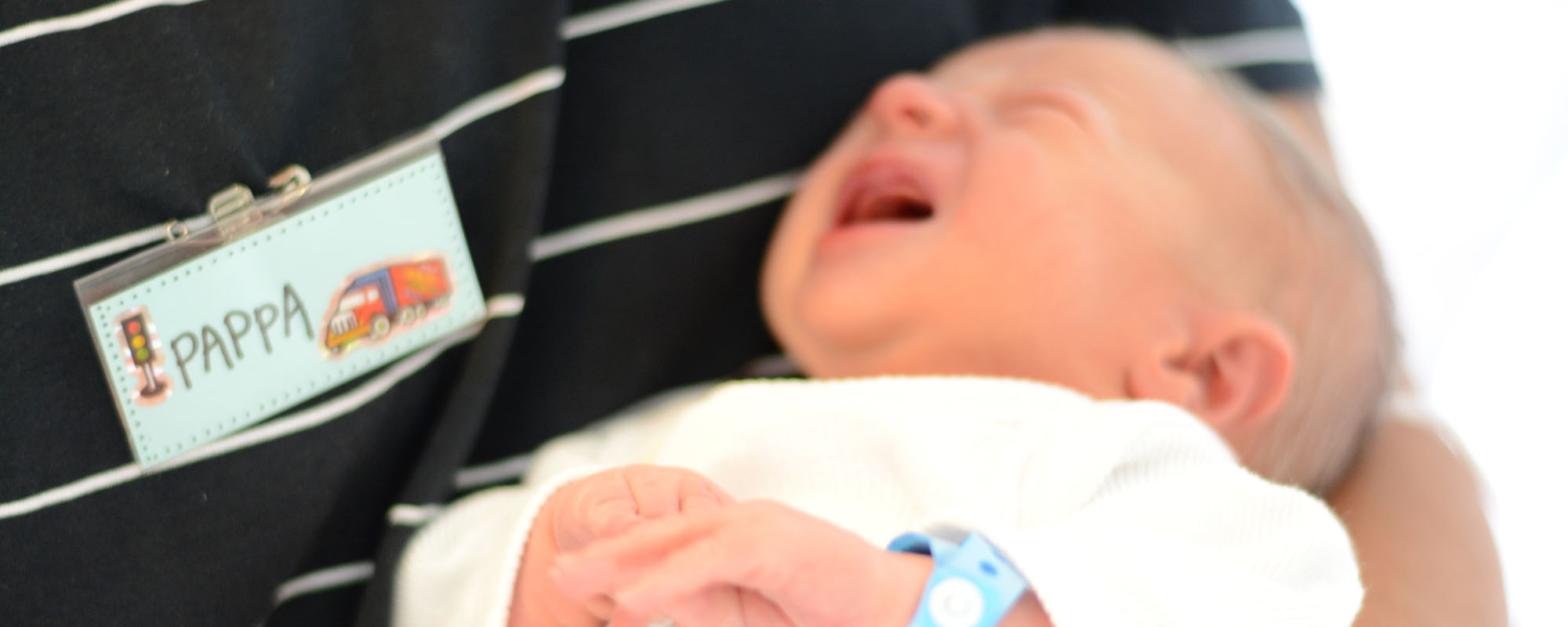 En baby i et bilsete