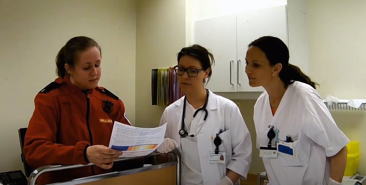 ambulansearbeider i samtale med to sykepleiere