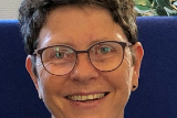 Et nærbilde av en person som smiler