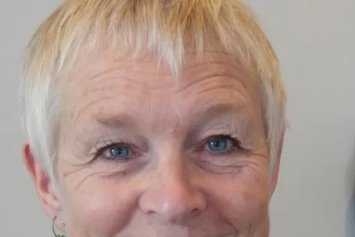 En person med blondt hår