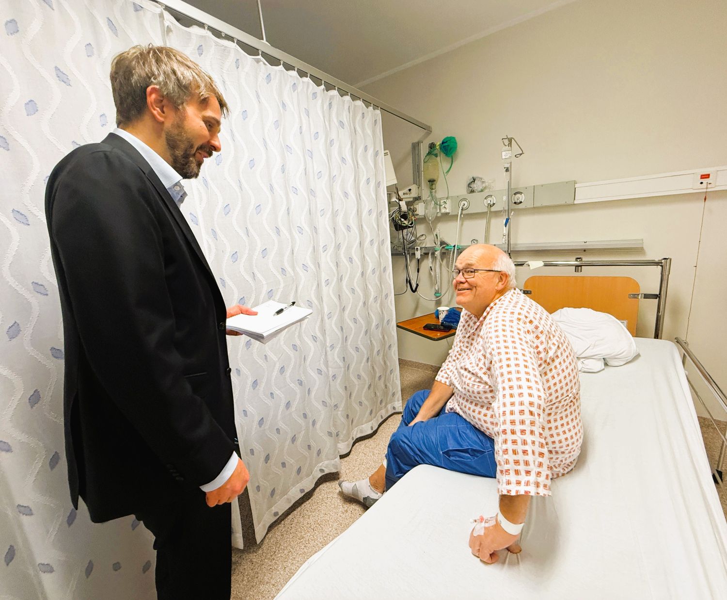 Jan Christian Vestre sammen med Olav Ehmke Jeremiassen rett før han skulle inn til operasjon.