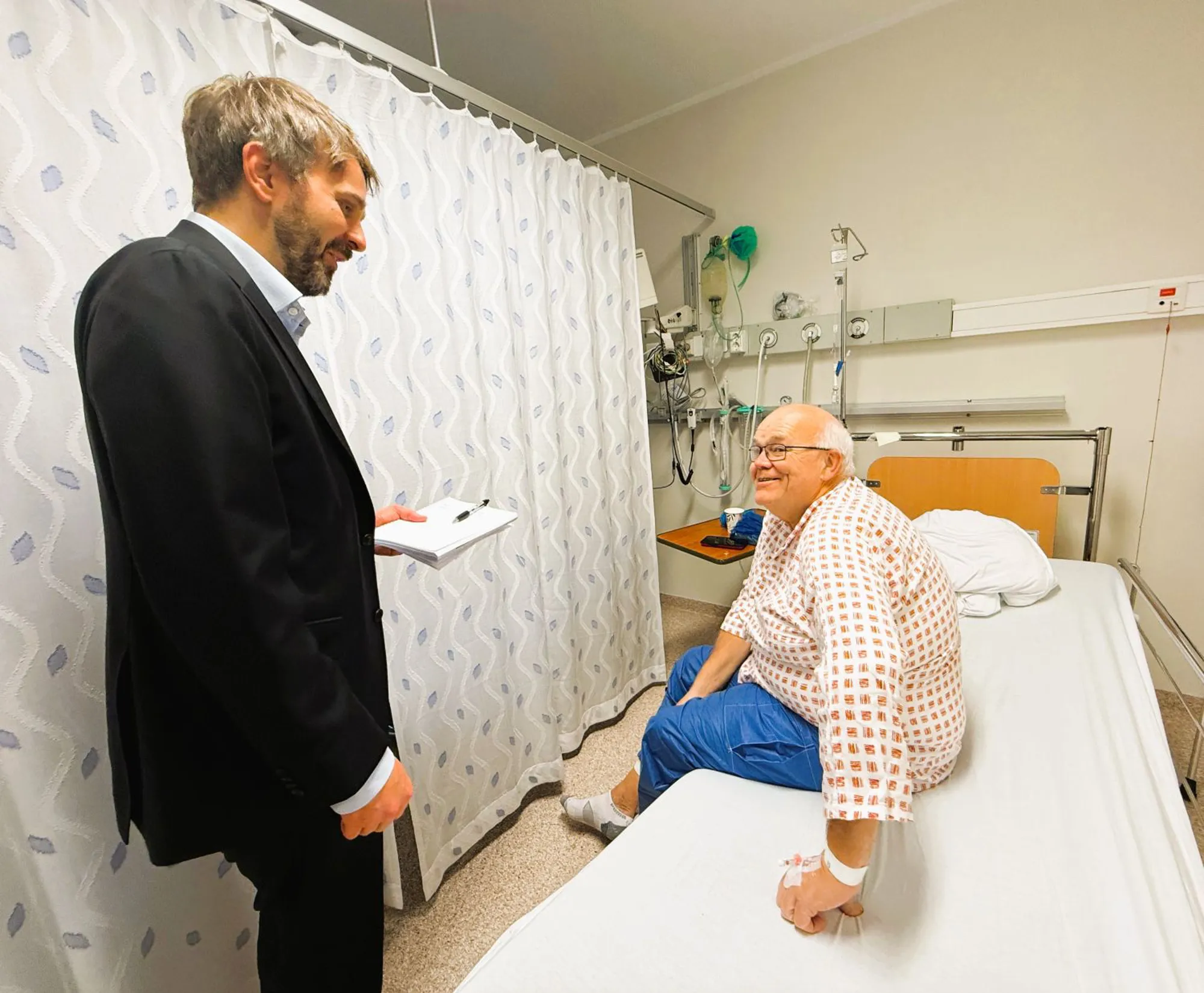 Jan Christian Vestre sammen med Olav Ehmke Jeremiassen rett før han skulle inn til operasjon.
