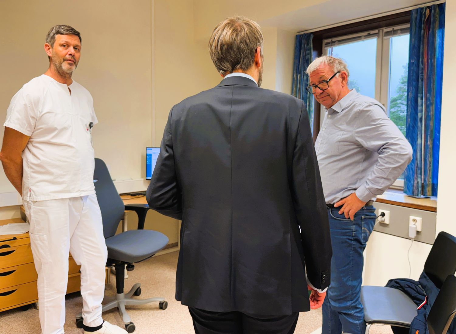 Overlege Yngve Sporstøl og pasient Svein Neberg Hansen i samtale med helseministeren.