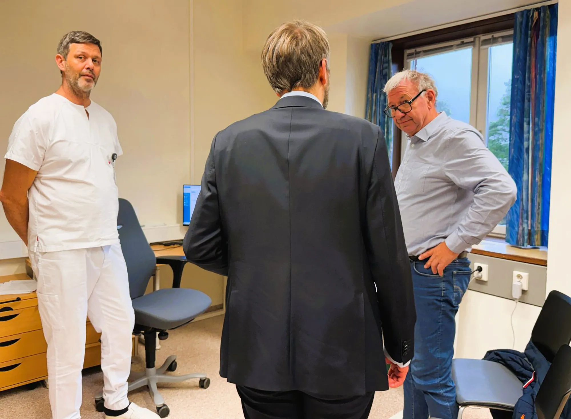 Overlege Yngve Sporstøl og pasient Svein Neberg Hansen i samtale med helseministeren.