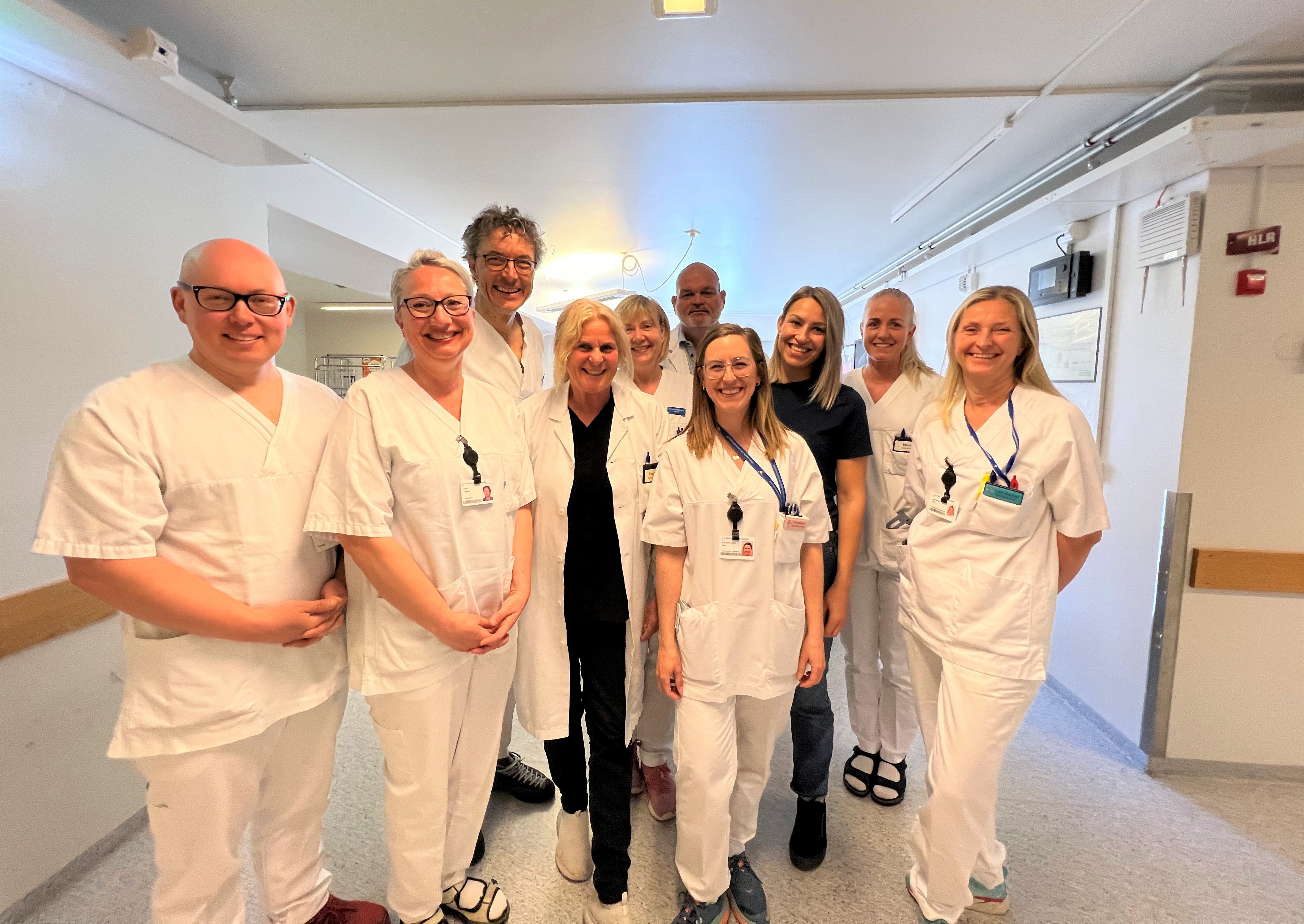 En gruppe mennesker som poserer for et bilde