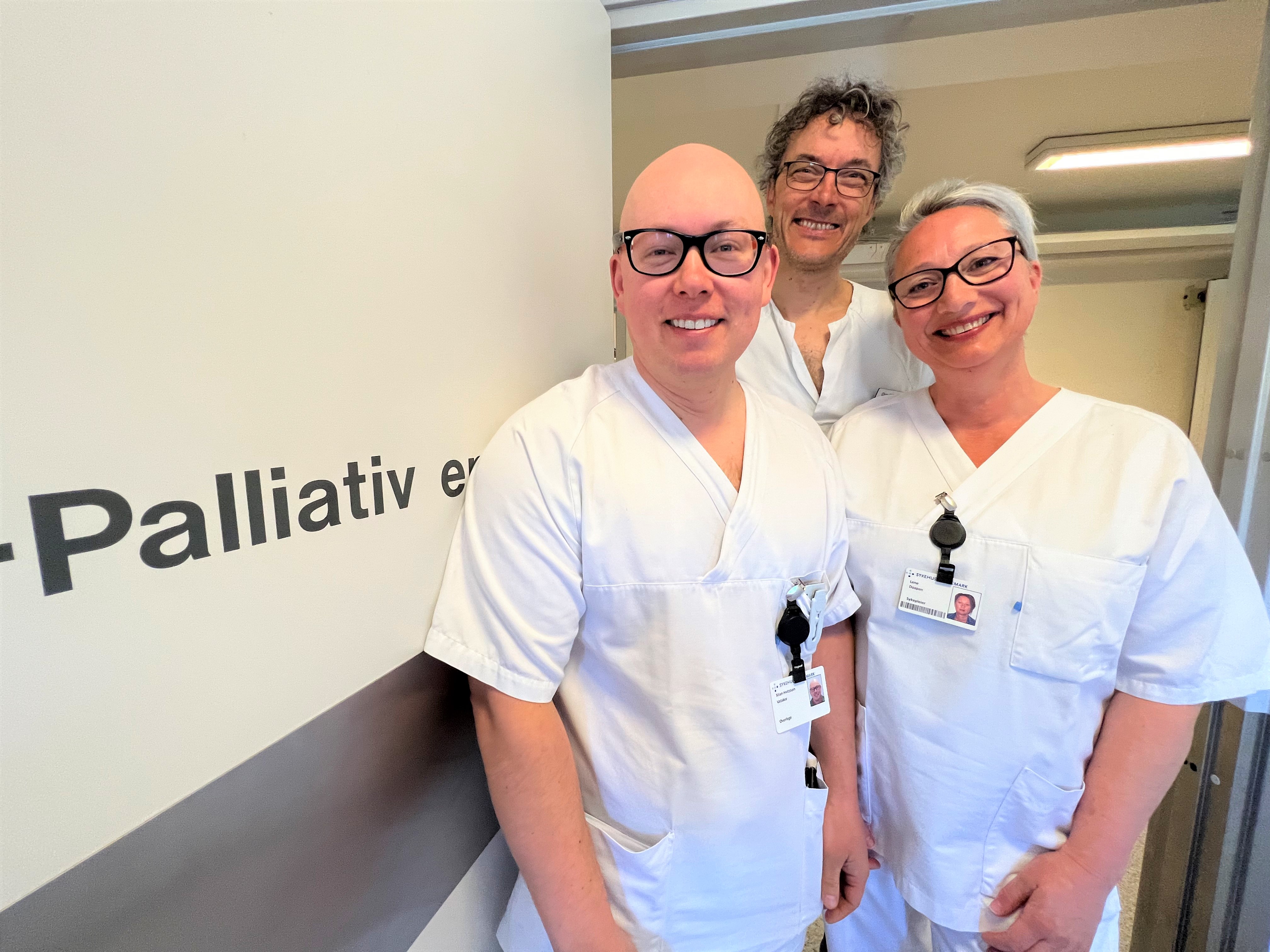 En gruppe mennesker iført hvite skjorter