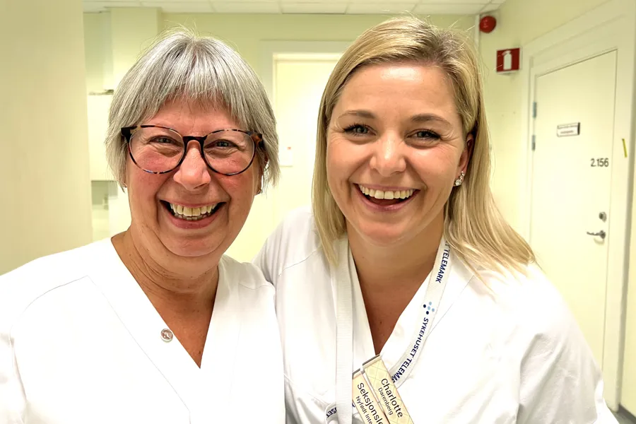 Et par kvinner smiler