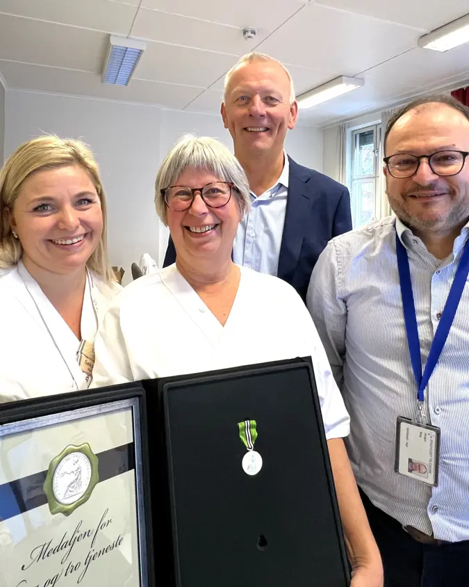 En gruppe mennesker som poserer for et bilde