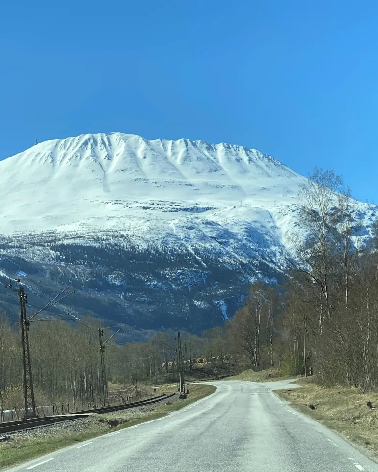 En vei som fører til et snødekt fjell
