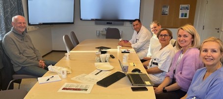 En gruppe mennesker som sitter rundt et bord