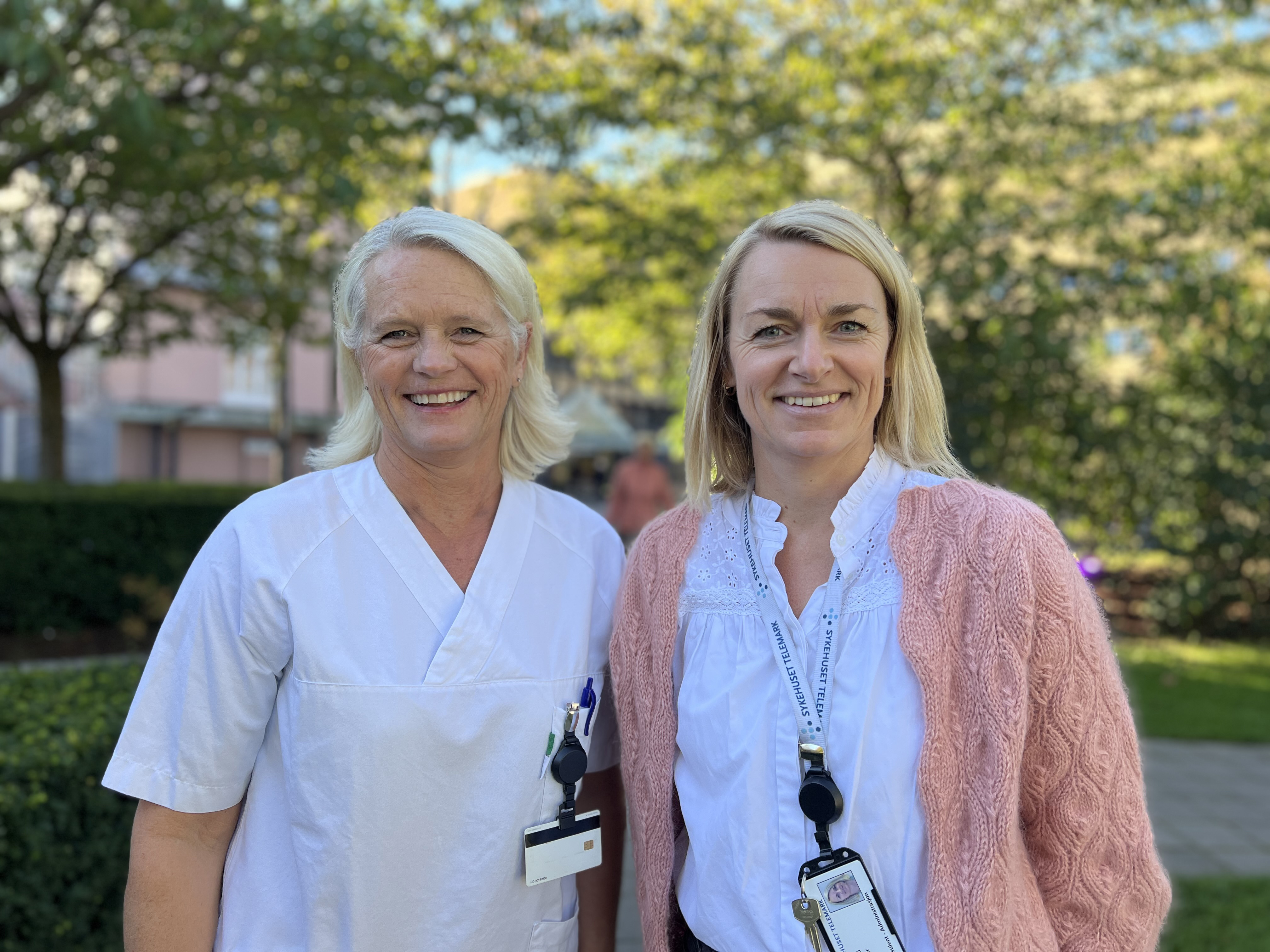 Et par kvinner som smiler