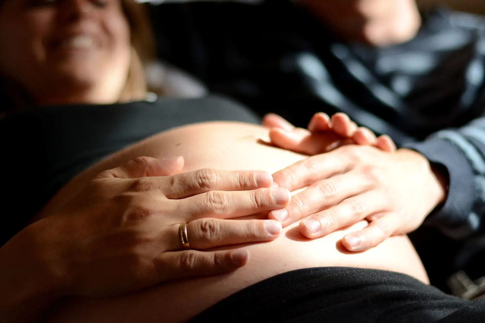 Kommende foreldre kjenner på den gravide magen