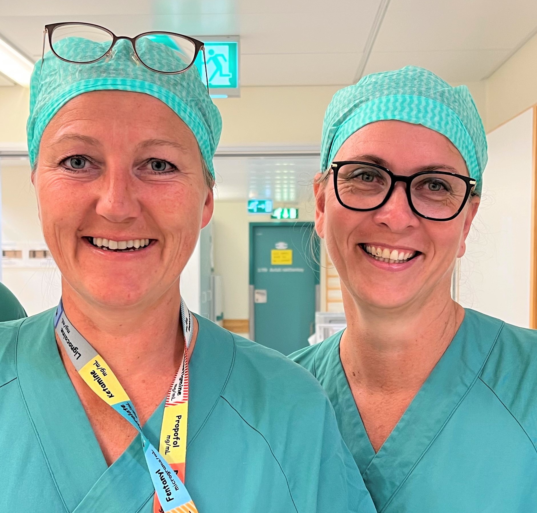 To ansatte i operasjonsantrekk