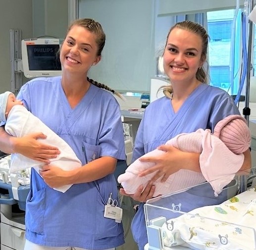 To ansatte ved nyfødt intensiv, med babyer i armene