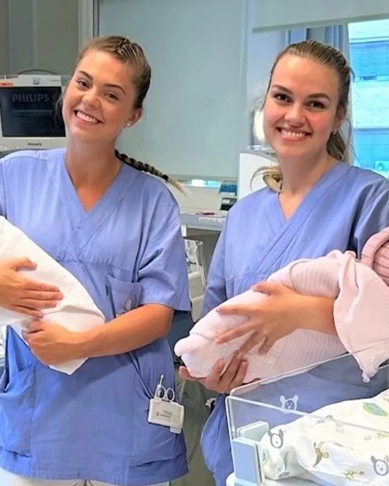 To ansatte ved nyfødt intensiv, med babyer i armene