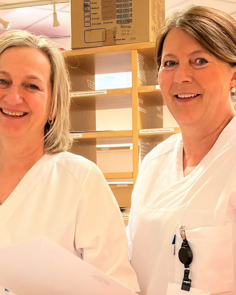 To ansatte i kontortjenester og resepsjon