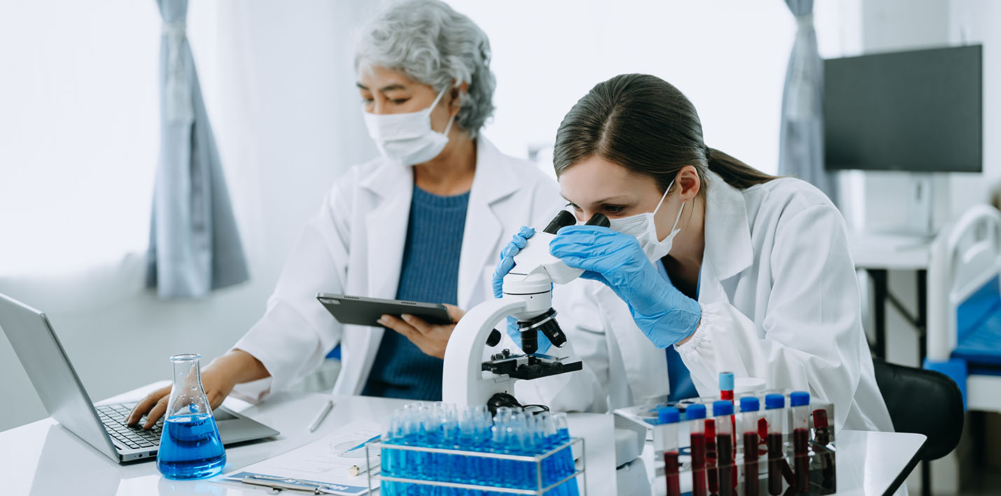 Illustrasjon av forskning i et laboratorium