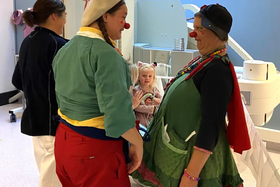 Et par personer i klær