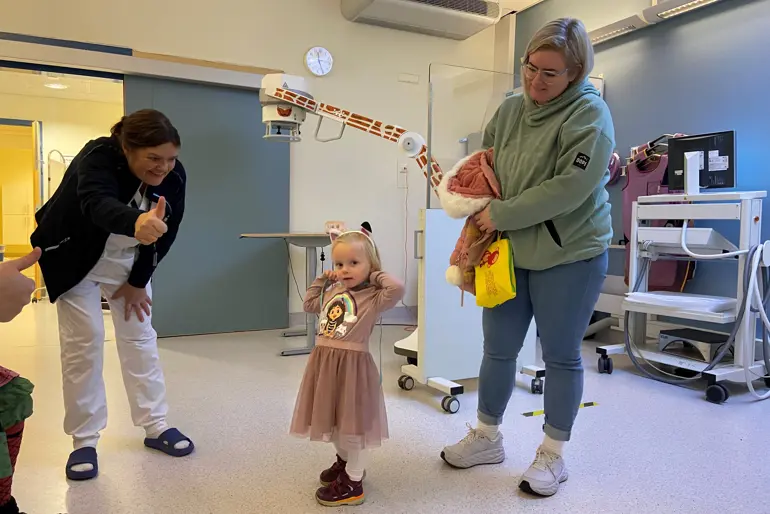 En mann og et barn på et sykehusrom