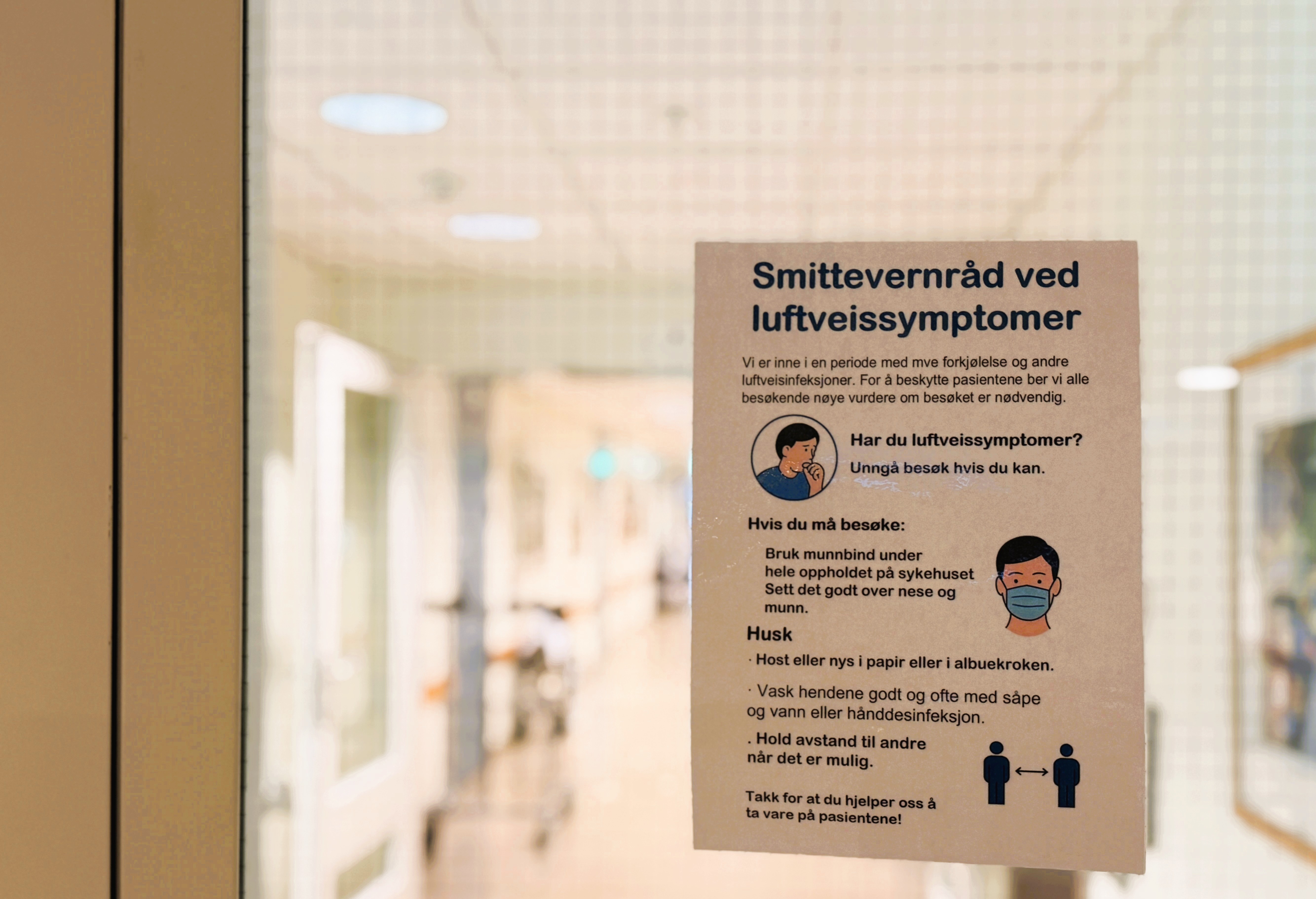 Plakat med smittevernråd utenfor en av avdelingene på Sykehuset Telemark.