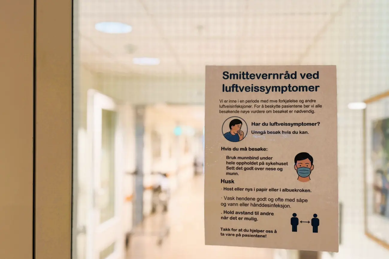 Plakat med smittevernråd utenfor en av avdelingene på Sykehuset Telemark.