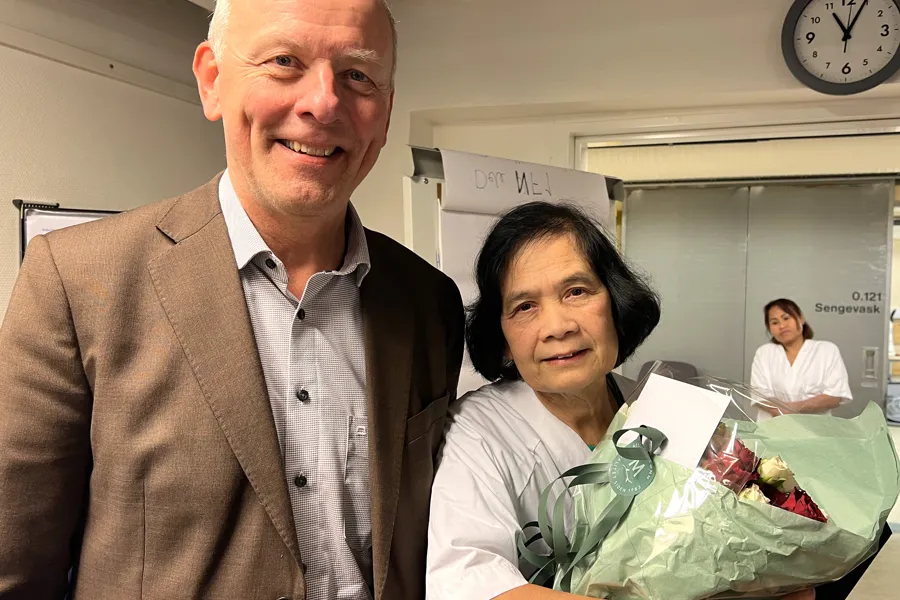 En mann og en kvinne som smiler