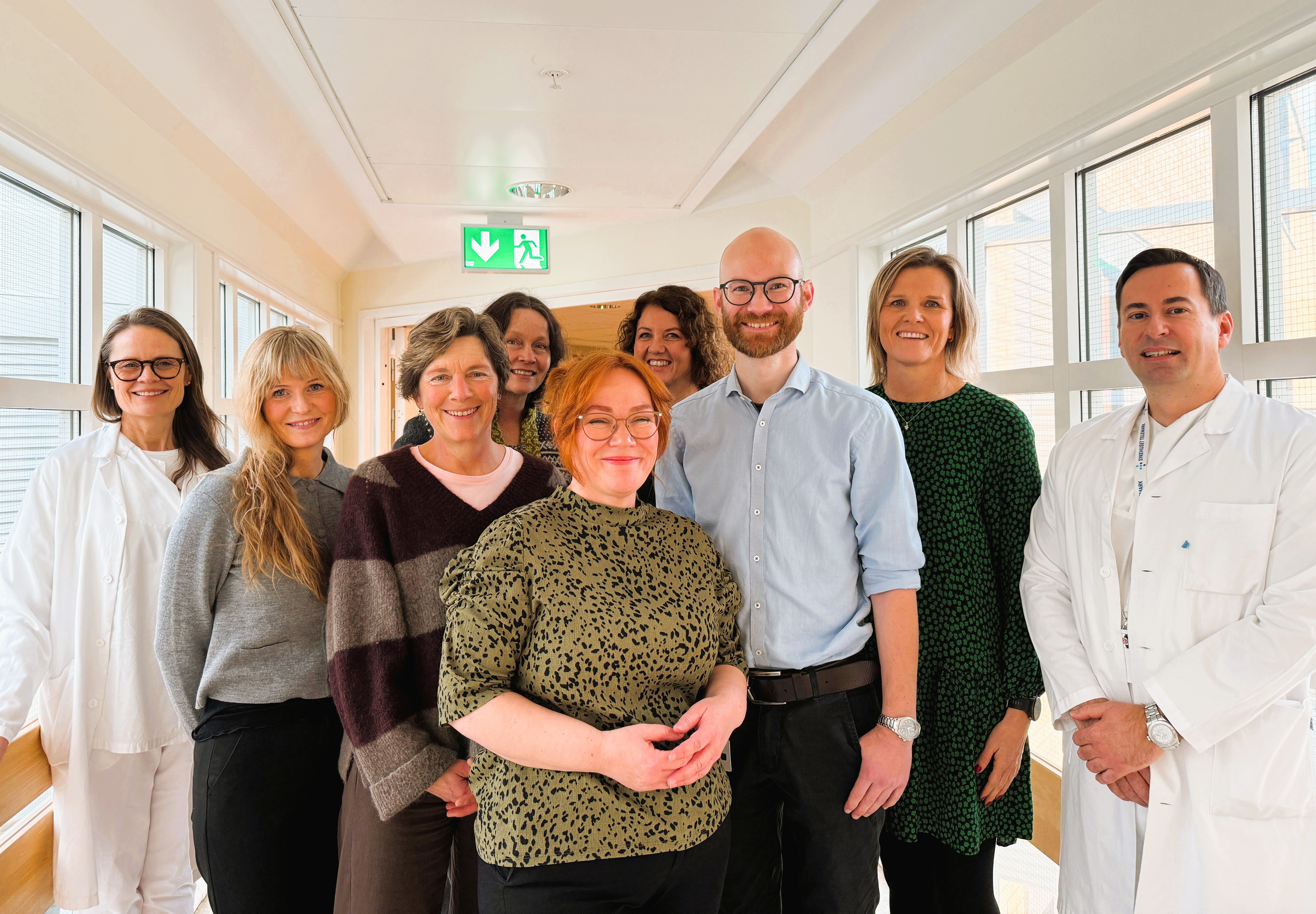 En gruppe mennesker som poserer for et bilde