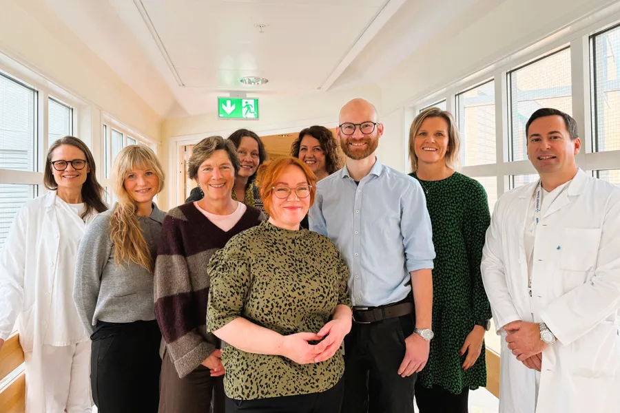 En gruppe mennesker som poserer for et bilde