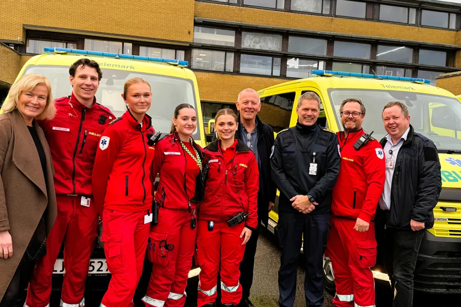 Anne Trønnes Borgen, Sander Rasmussen, Vilde Haukedal Heiland, Ilma Fakic, Victoria Fleger Bjørnsti, , Tom Helge Røøning, Ottar Høgli, Christer Gisholt og Robin Kåssforan noen av de splitter nye ambulansene.