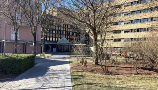 Bilde av hovedinngangen til sykehuset i Skien
