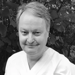 En mann som smiler til kameraet