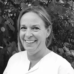 En mann som smiler til kameraet